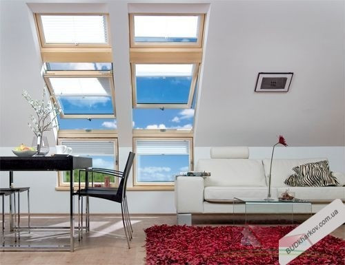 Мансардне супер енергозберігаюче поворотне вікно FAKRO FTS-V U4