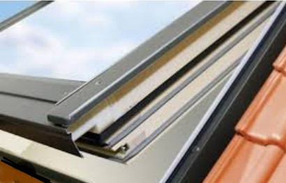 Мансардне супер енергозберігаюче поворотне вікно FAKRO FTT U8 Thermo в комплект входить XDK