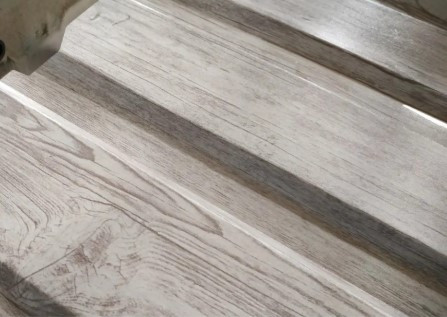 Profiled flooring with a structure resembling White Wood 3D