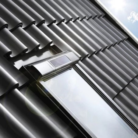 Мансардне вікно GGL 306630А Преміум (дистанційне керування) від сонячного елемента живлення